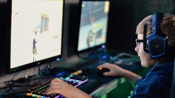 Sala de juego con PC gaming y ambiente oscuro