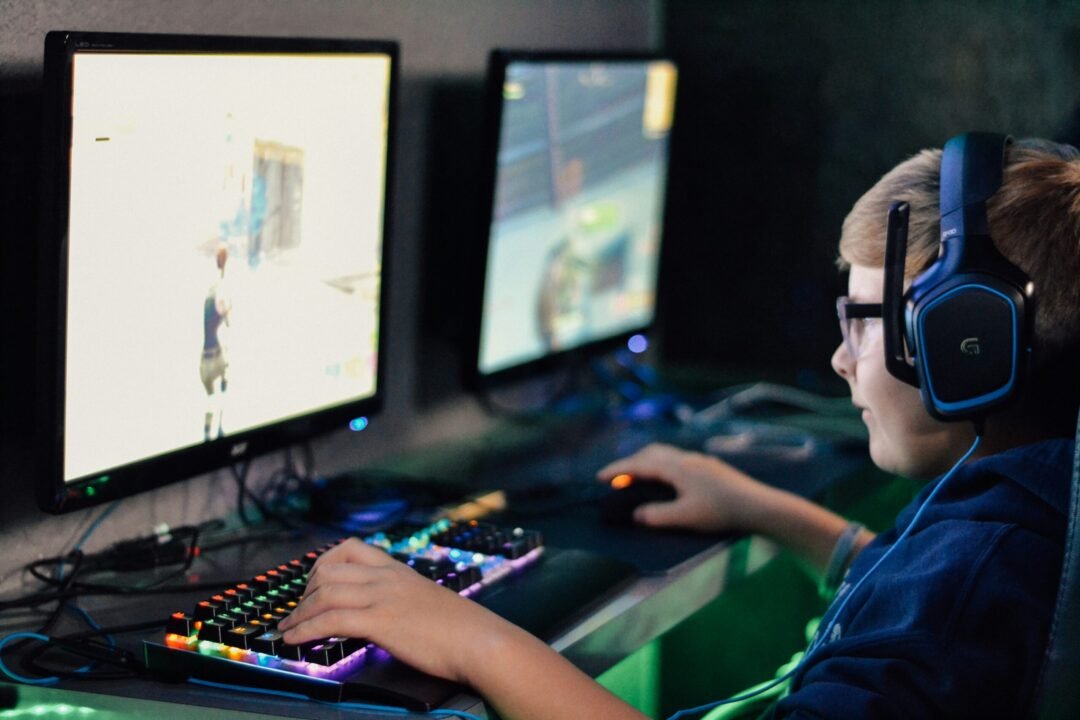 Sala de juego con PC gaming y ambiente oscuro