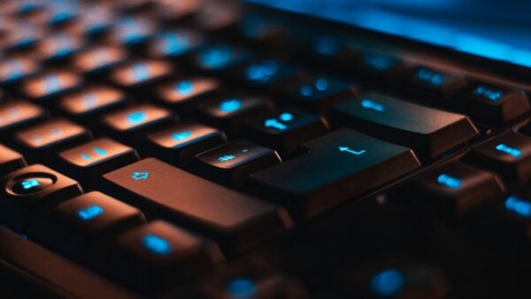 Teclado mecánico gaming con iluminación RGB sobre fondo oscuro