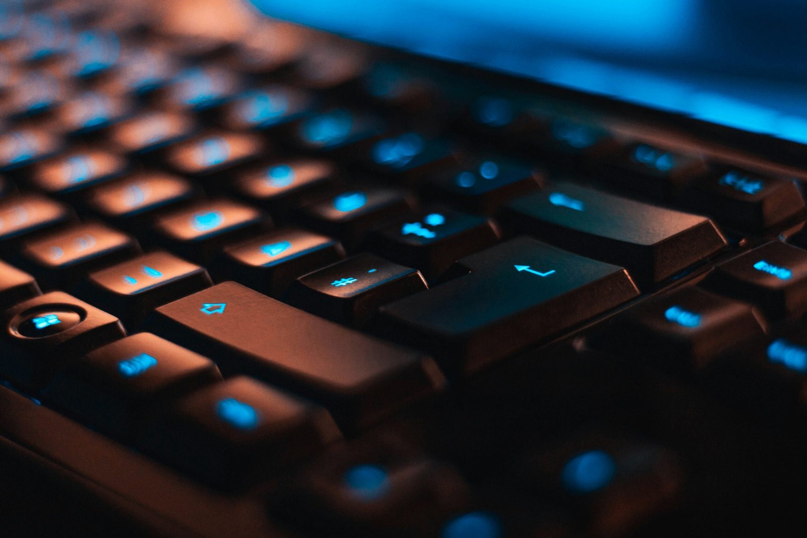 Teclado mecánico gaming con iluminación RGB sobre fondo oscuro