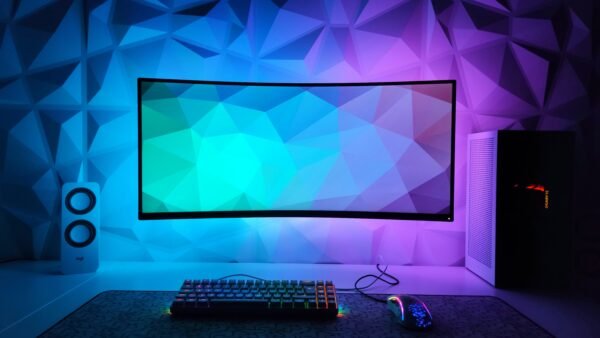 Setup gamer con PC y periféricos iluminados