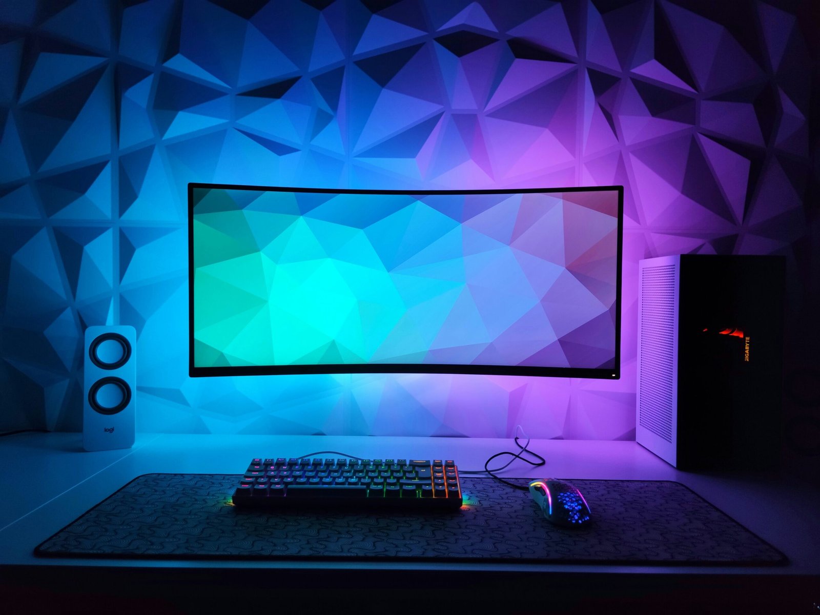 Setup gamer con PC y periféricos iluminados