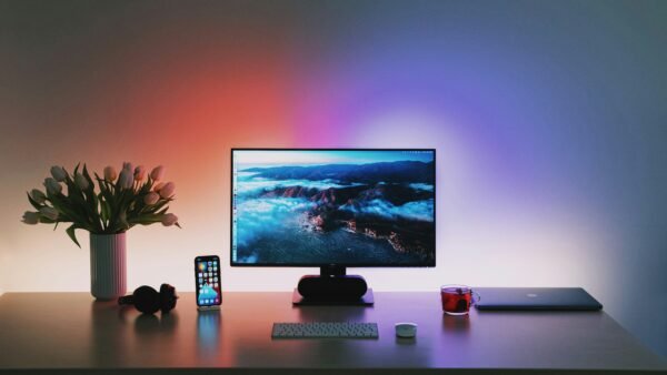 Monitor gaming en escritorio con iluminación ambiente