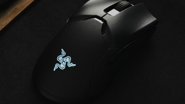 Ratón gaming con iluminación RGB sobre superficie oscura