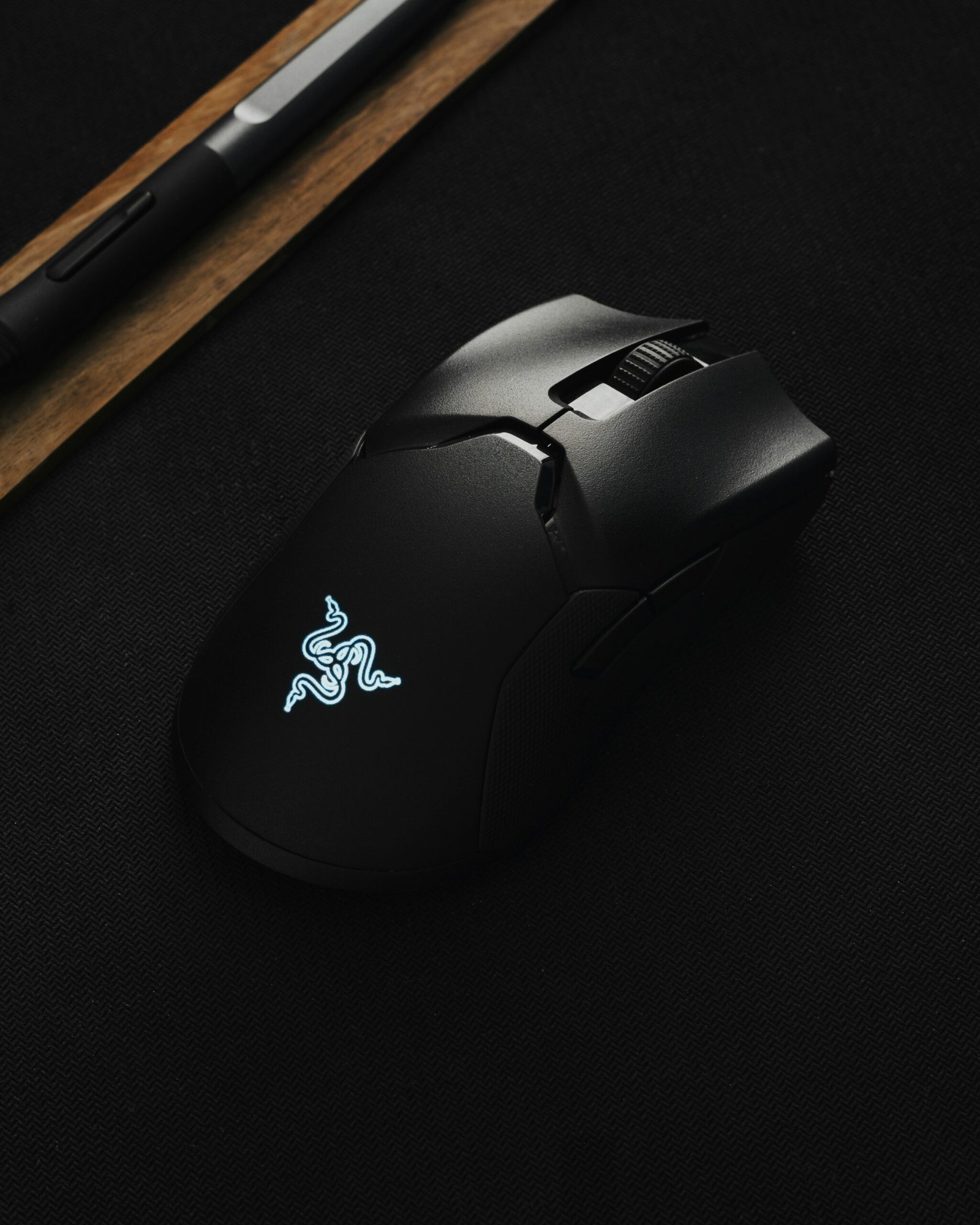 Ratón gaming con iluminación RGB sobre superficie oscura